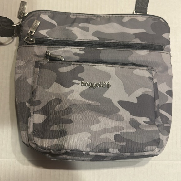 Baggallini light grey camouflage travel bag w multiple zippers pockets & strap - Picture 2 of 11